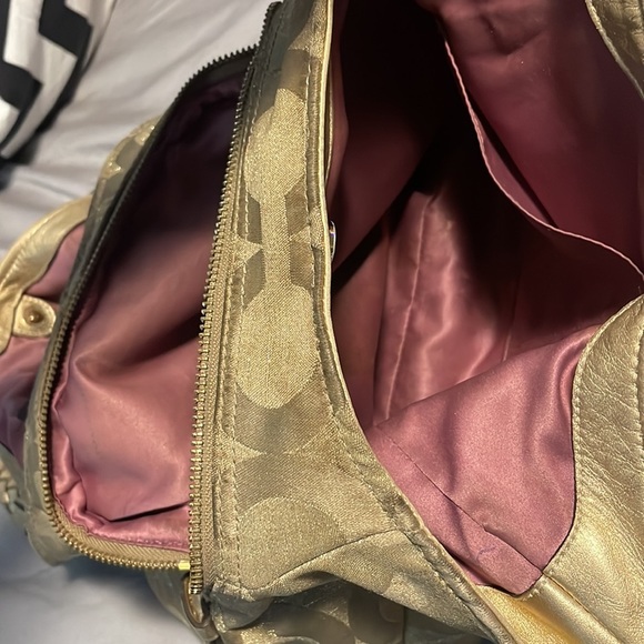 Coach - Boho Gold 3 pocket shoulder Bag. Dust bag not included - Picture 9 of 16